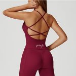 Top deportivo de tirantes cruzados en la espalda, color cherry, colección intense