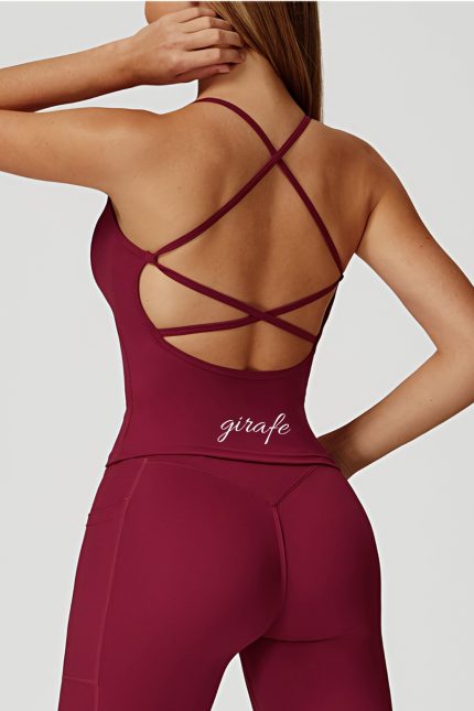 Top deportivo de tirantes cruzados en la espalda, color cherry, colección intense