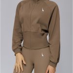 Chaqueta deportiva color camel, con cremallera frontal, estiliza la figura, colección Velour