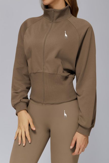 Chaqueta deportiva color camel, con cremallera frontal, estiliza la figura, colecci&oacute;n Velour