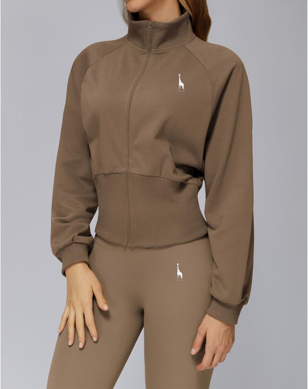 Chaqueta deportiva color camel, con cremallera frontal, estiliza la figura, colección Velour