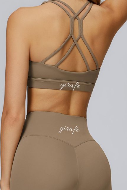 Top deportivo de mujer con multitirantes cruzados en la espalda, colección Velour, color Camel