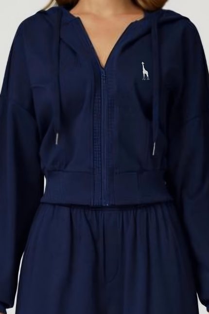 chaqueta deportiva de entretiempo en elegante color navy, con cremallera frontal