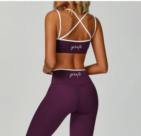 Top deportivo de mujer color purple, con contrastes y doble tirante cruzado