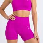Vista delantera del short deportivo Electric Purple para mujer de Girafe Canarias