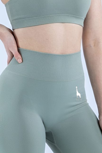 Vista delantera del short deportivo Electric Sage para mujer de Girafe Canarias