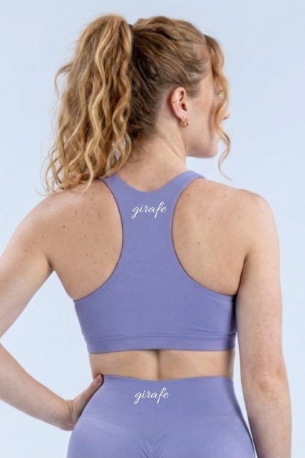 Vista trasera del top deportivo Electric Lilac para mujer de Girafe Canarias