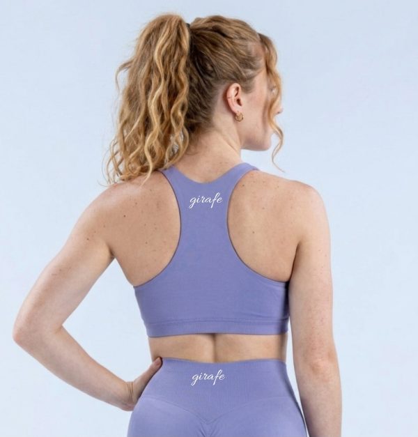Vista trasera del top deportivo Electric Lilac para mujer de Girafe Canarias