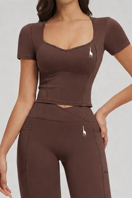 Top deportivo de manga corta sculpt chocolat by Girafe, vista frontal