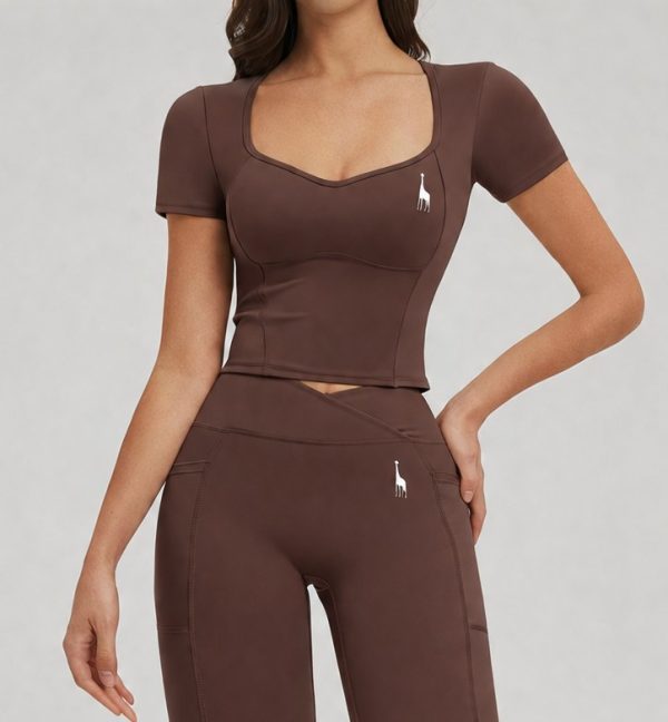 Top deportivo de manga corta sculpt chocolat by Girafe, vista frontal