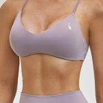 Vista frontal de modelo usando Bra Muse Lilac de Girafe