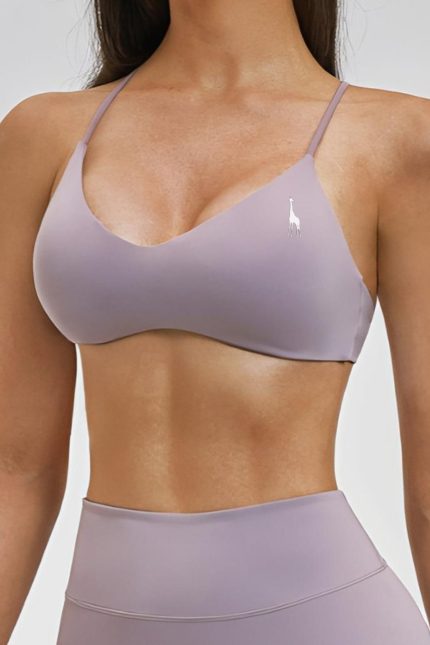 Vista frontal de modelo usando Bra Muse Lilac de Girafe